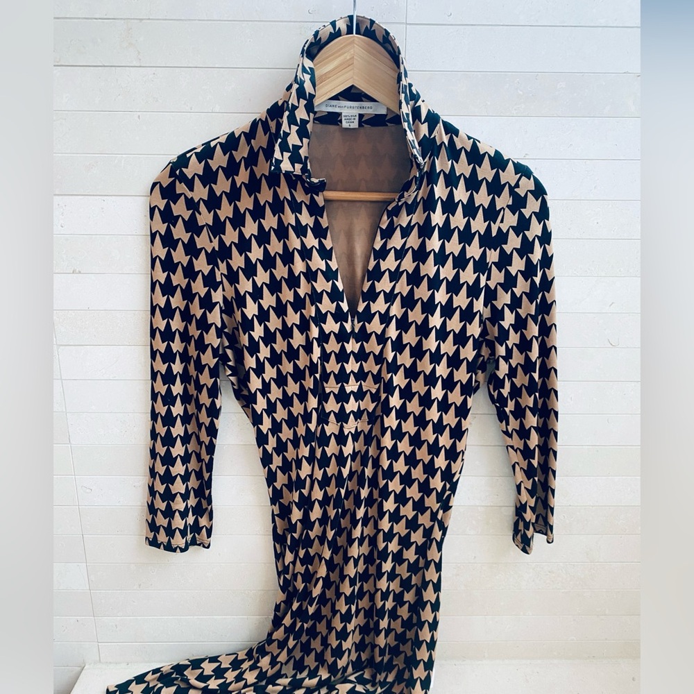 Gorgeous mini dress by DVF. Zipper front with signature pattern in silk